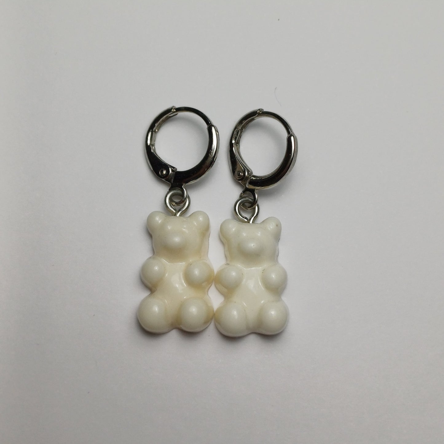 Witte gummy bear oorbellen