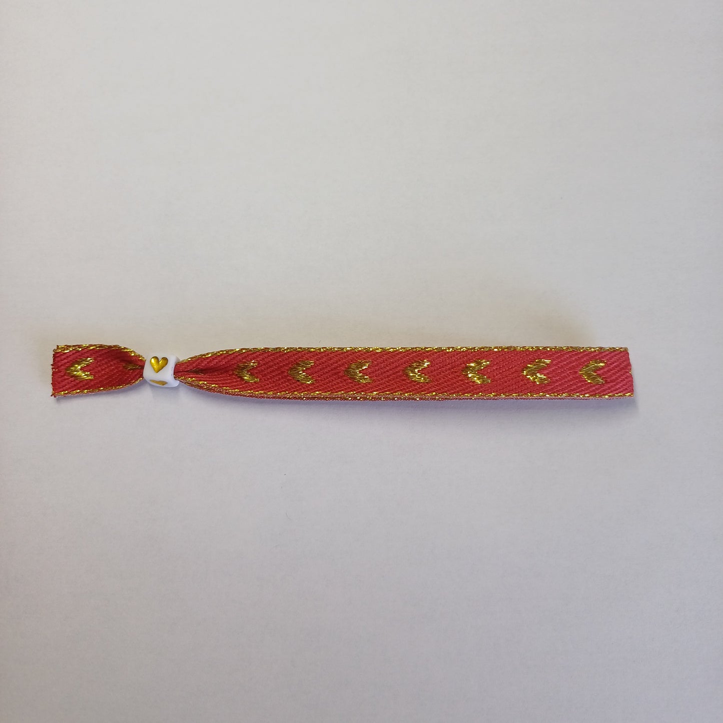Rood/gouden hartjes lintbandje