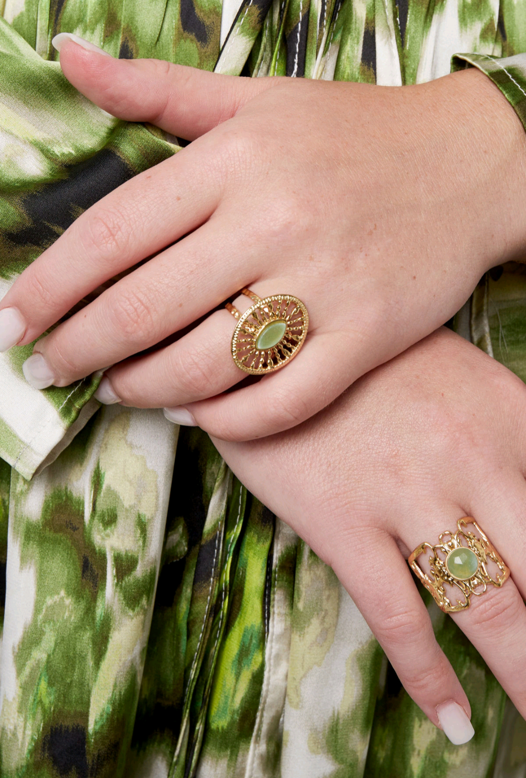 Ring rond barok met steen licht groen.