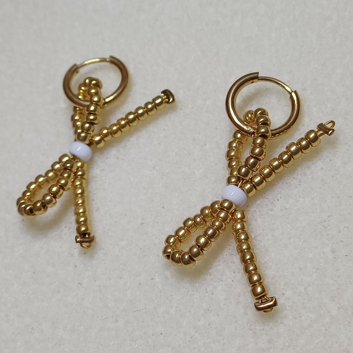 Golden bow oorbellen