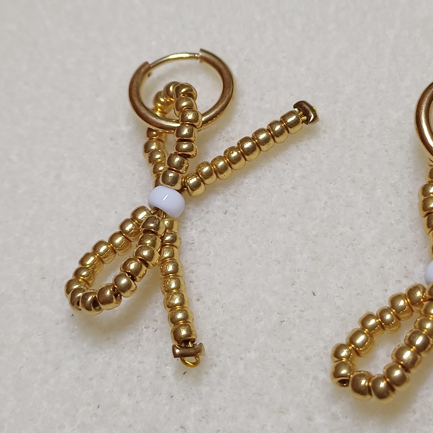 Golden bow oorbellen