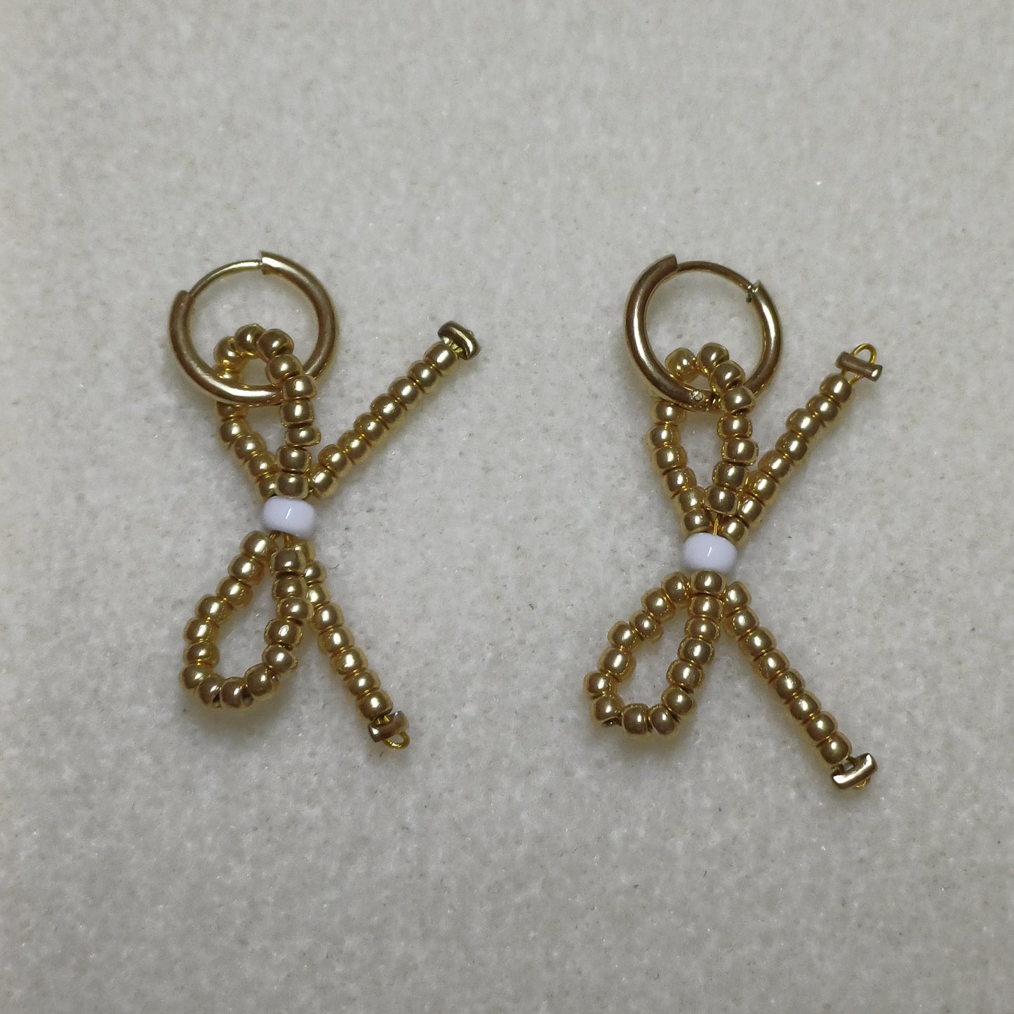 Golden bow oorbellen