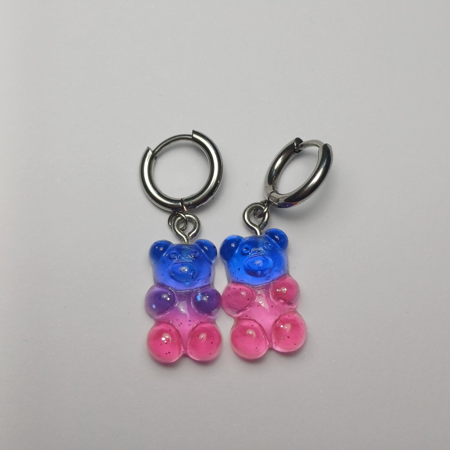 Blauw/roze glitter gummy bear oorbellen