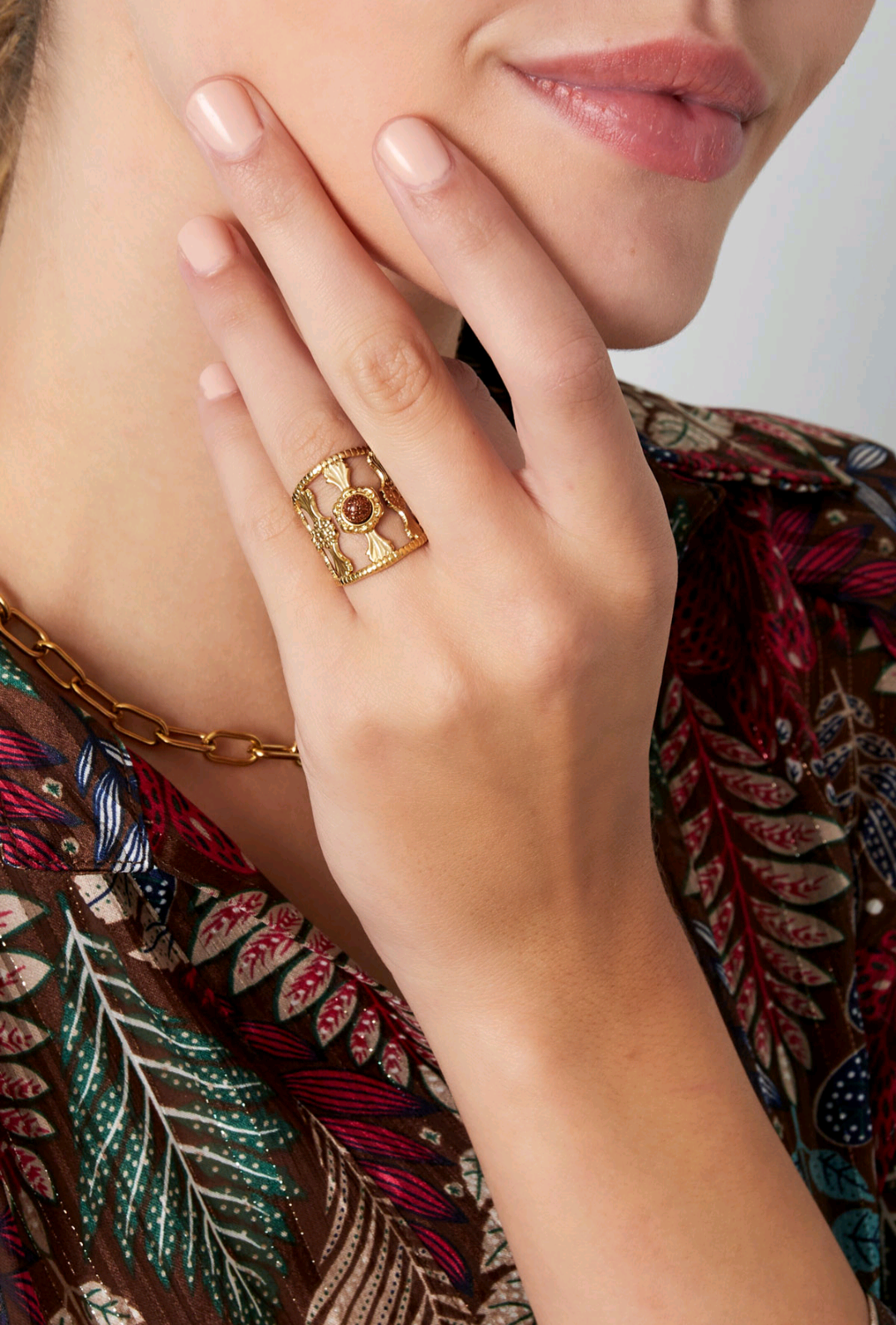 Sierlijke ring met steen rood.