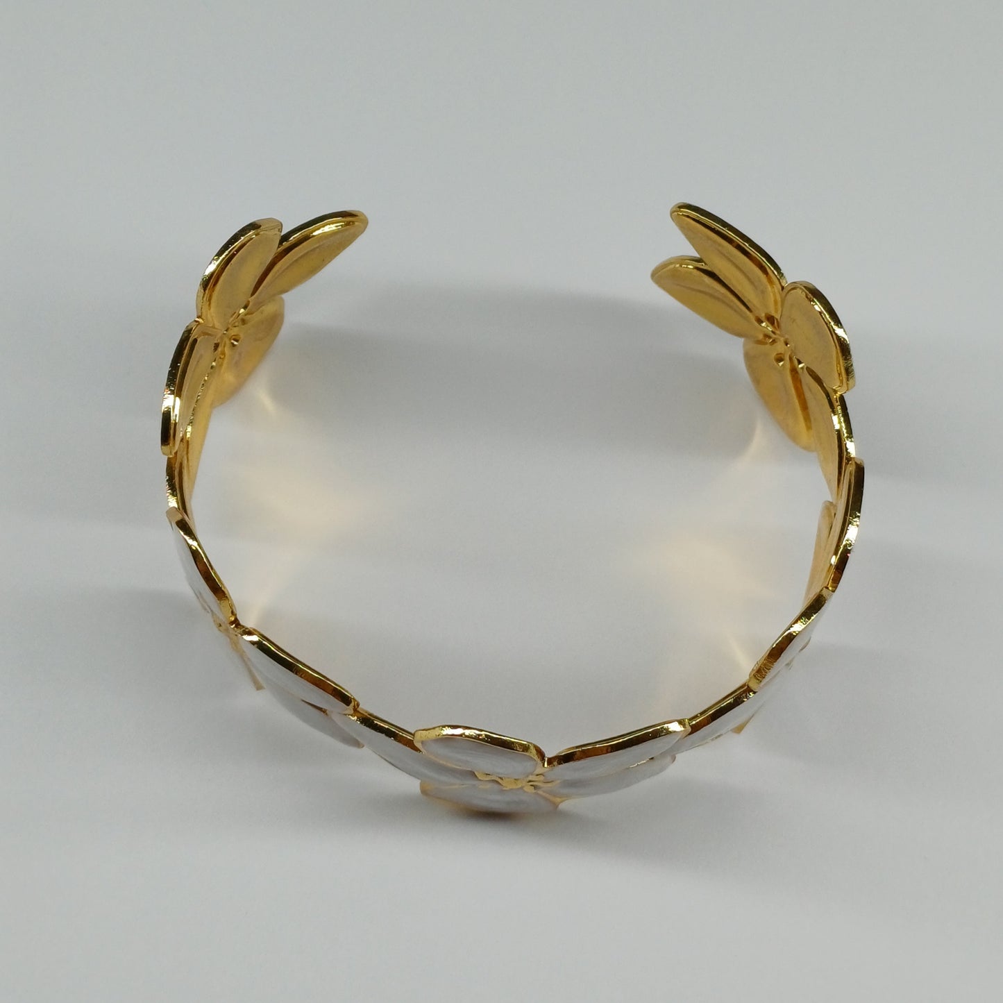 Blossom bracelet white