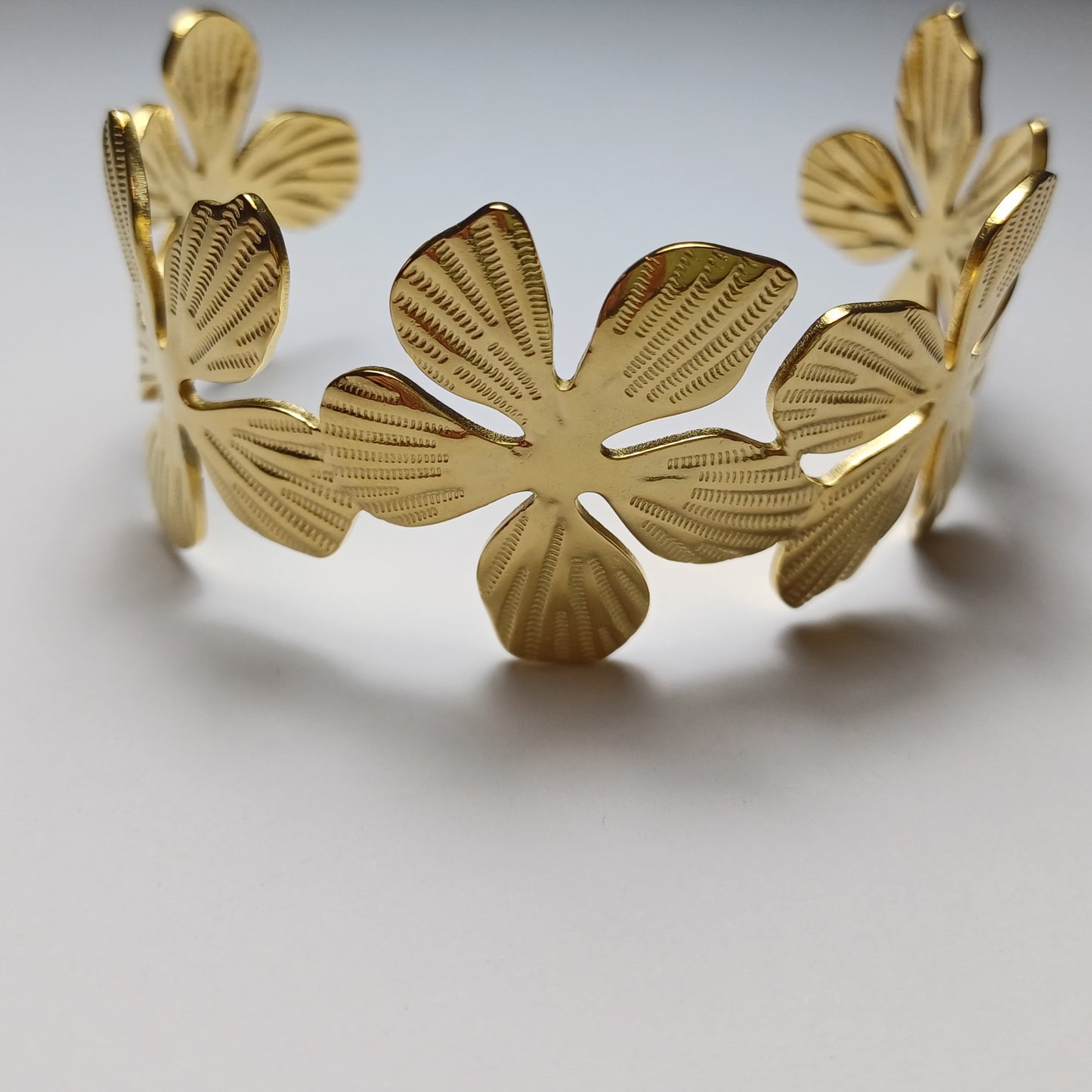 Big flower bracelet