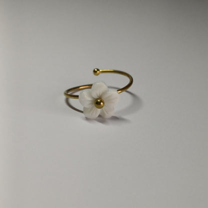 Witte bloemen ring