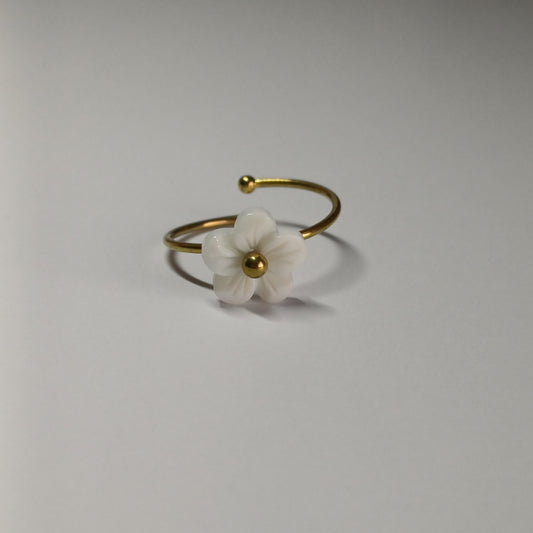 Witte bloemen ring