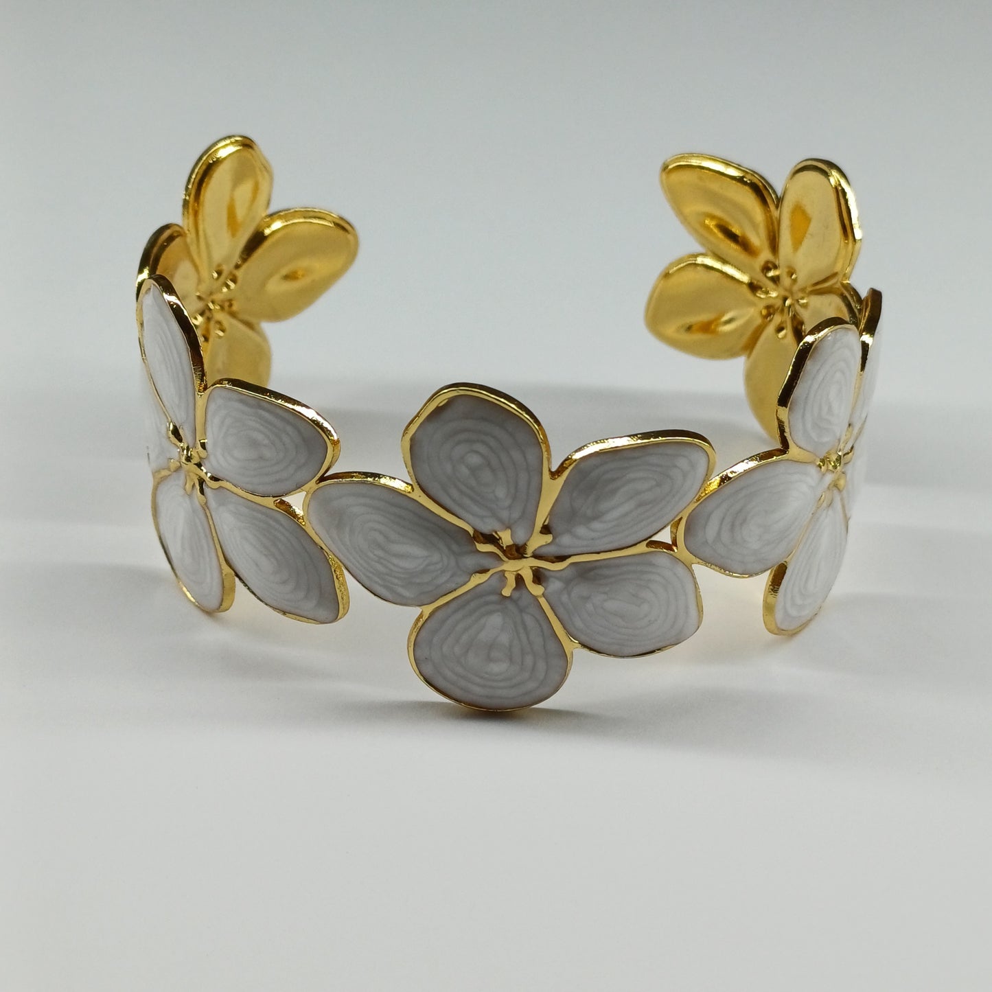 Blossom bracelet white