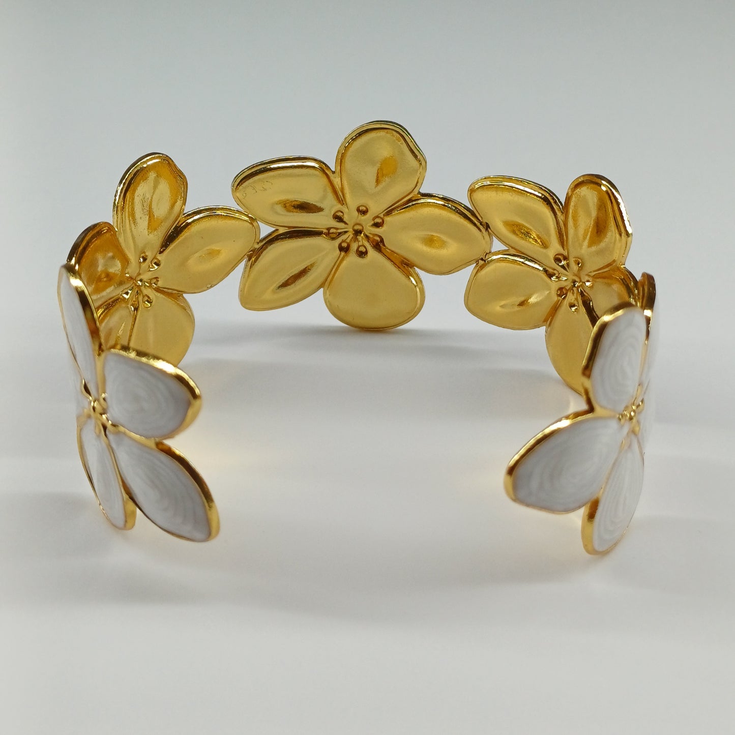 Blossom bracelet white