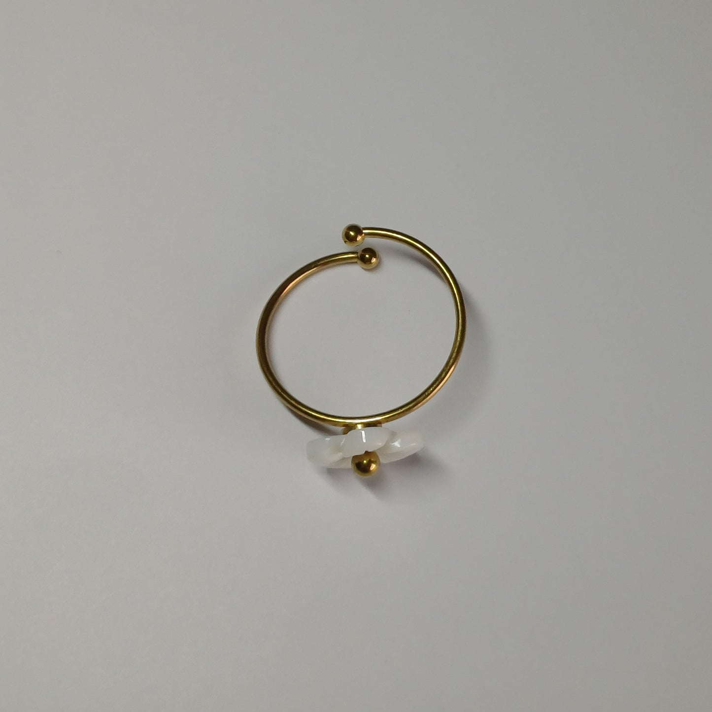 Witte bloemen ring