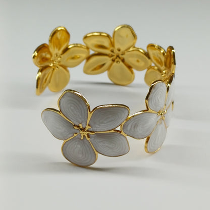 Blossom bracelet white